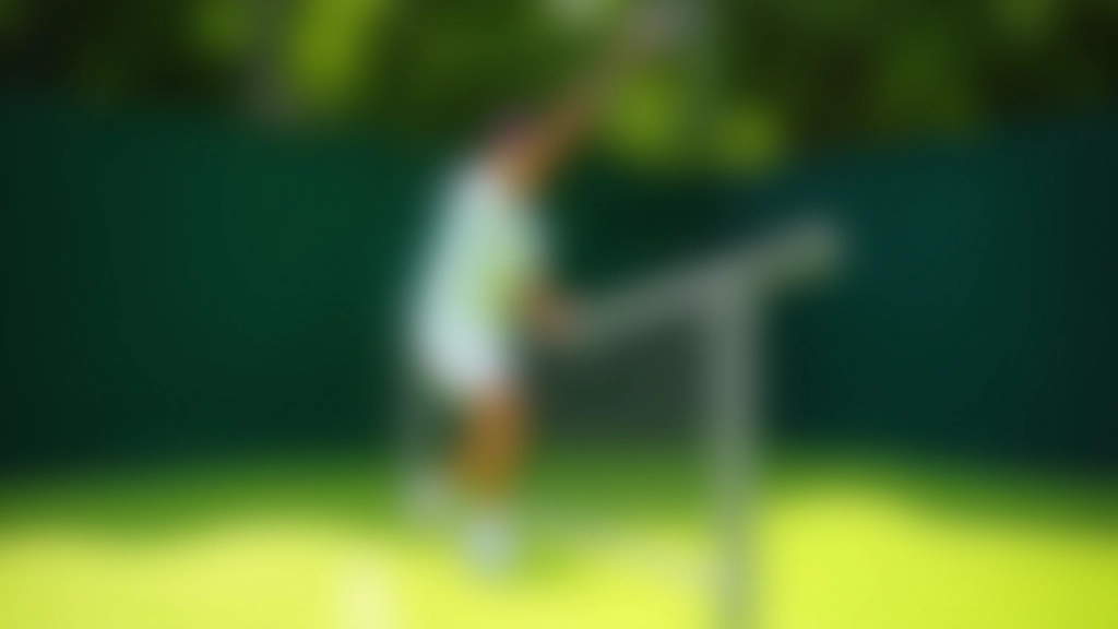 لاعب تنس ينفذ ضربة فور هاند قوية من خط القاعدة على ملعب عشبي
